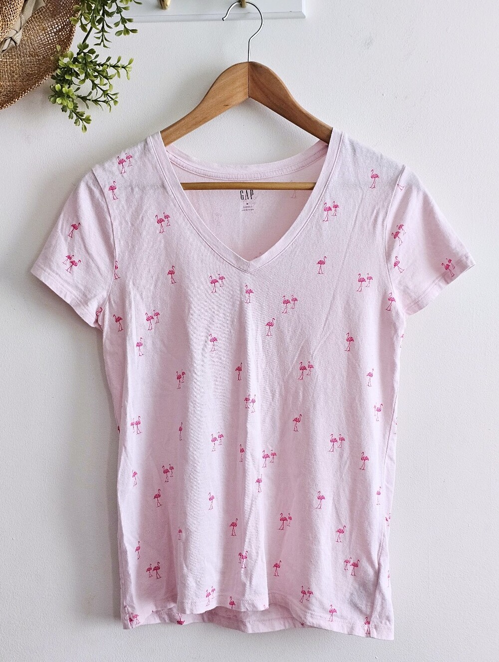 GAP Favorite Tee Pink Flamingo Print V-Neck T-Shirt Medium